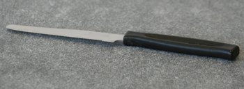 COLTELLO TAVOLA 11cm. SEGHETTATO NERO